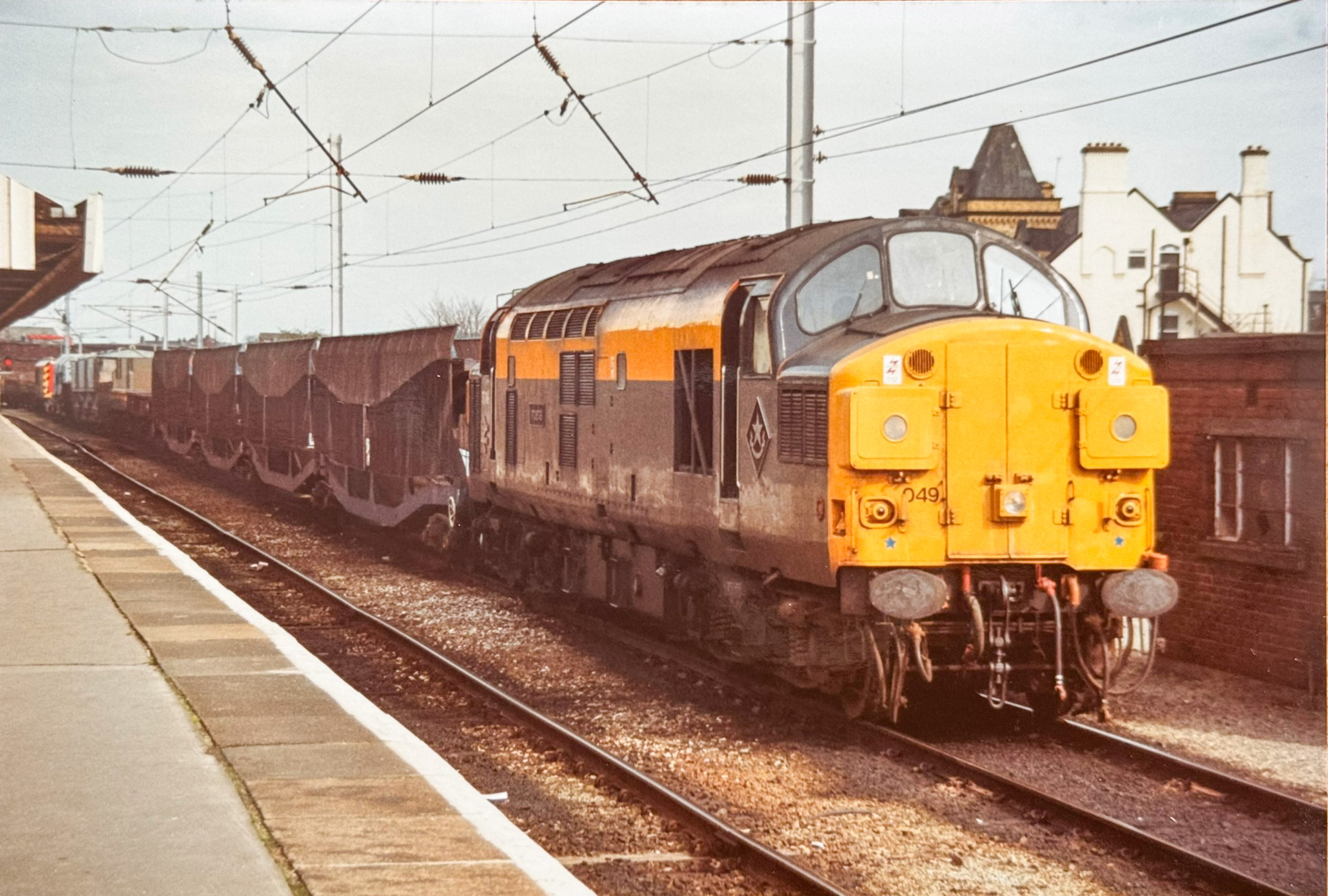 A rare appearance of a Class 37 at the helm of a 'Cartic-4'  at the front of this trip working. With Immingham depot plaque, 37049 'Imperial' powers under the wires through Warrington Bank Quay on April 3, 1992. Note the later side mesh screen fitted to this set of four vehicles. Howard Smith (TS collection)