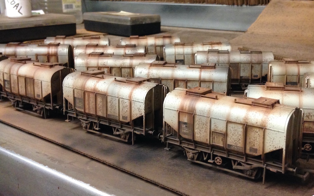 Grain Hopper Wagons Deluxe Weathered by TMC