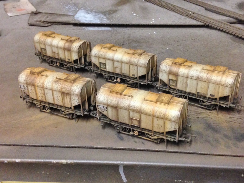 Deluxe Weathered Bachmann Grain Hoppers